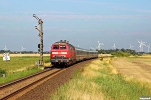 DB 218 363-0+218 372-1 med IC 2311. Lehnshallig 03.08.2015.