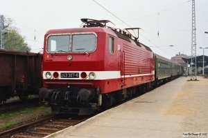 DR 243 307-6 med Tog 8357. Wismar 27.10.1990.