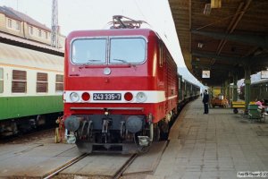 DR 243 335-7. Schwerin Hbf 16.10.1990.