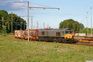 RN 266 453-0 rangerer med cementvogne. Fredericia 15.06.2010.