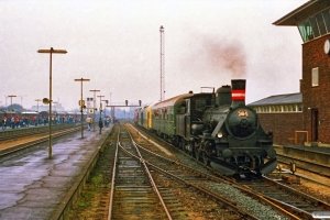 DSB K 564+50 80 82-11 005-9+LBE DW 8+DB V 200 007 som P 8638 Pa-Od. Odense 17.04.1988.