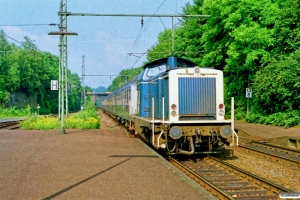 DB 212 327-1 med Tog 7969. Gross Königsdorf 11.07.1989.