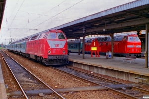 DB 219 104-7 med RB 36347 og 219 070-0 med RB 36592. Magdeburg Hbf 11.08.2000.