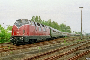 DB V 200 007+7 personvogne+V 200 116 med særtog til Grossenbrode. Puttgarden 24.05.2003.