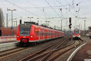 DB 425 593-1 med RE 10806. Neuwied 24.01.2015.