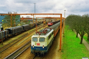 DB 140 714-7+20 personvogne (til Iran) som TKC 48385. I baggrunden ses DB 155 018-5 med særgodstog. Padborg 19.03.1998.