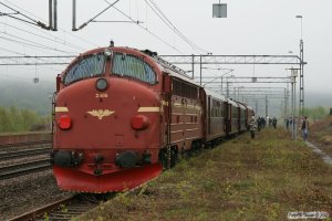 SJ T42 205+5 vogne+NSB Di3.616 som RST 69075. Båstad N 15.05.2010.