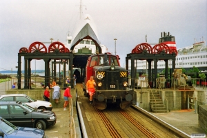 DSB MT 155 kører i land fra Kong Frederik IX. Nyborg Færge 21.07.1997.