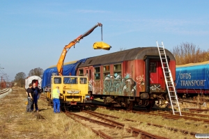 Der lægges presenning på DSB Bn-o 50 86 20-84 785-7. I forgrunden LNJ MT 1. Marslev 08.04.2018.