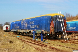 Der lægges presenning på DSB Bn-o 50 86 20-84 785-7. Marslev 08.04.2018.