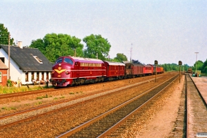 DSB MY 1101+DB 5103+vogne+MX 1022+vogne som M 8453 Gb-Ar. Børkop 28.07.1990.