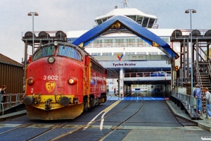 NSB Di3.602 kører ombord på Tycho Brahe. Helsingør 15.05.1994.