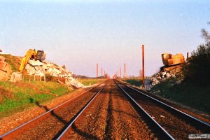 Resterne af Grevenlundsvej broen. Km 23,2 Ng (Marslev-Odense) 01.04.1990.