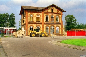 Bredebro station under nedrivning 11.08.2002.