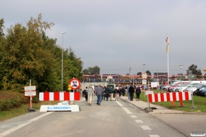 Folk valfarter til indvielsen af den nye station. Langeskov 04.10.2015.