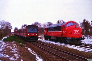 OHJ MX 104 solo som M 6100 Vem-Sg krydser DSB MR/D 49+MR/D 45 som RV 3909 Hr-Str. Skibbild 05.02.1996.