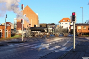 TKVJ Nr. 12 skubber materiellet til Rangertræk 818 fra Haderslev Vest til Haderslev By 13.12.2015.