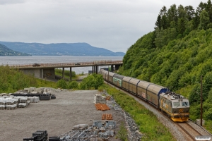 CN El16.2208 med Gt 5710 (Trondheim S-Alnabru). Langset - Minnesund 22.06.2018.