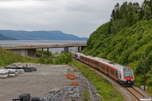 NSB BMa 74132+BMa 74137 som Pt 320 (Lillehammer-Drammen). Langset - Minnesund 22.06.2018.