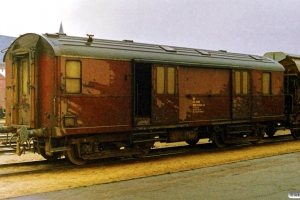 DSB 80 86 982 0 034-8 (ex. EA 6010) - Ledsagervogn på Assens banen. Odense 29.03.1988.