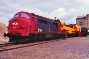 DSB MX 1038+Kørekran 146 og afsporet MH 341 på havnen. Odense 21.07.1988.