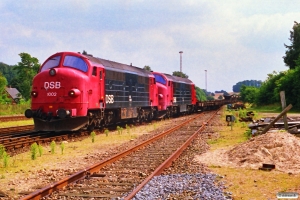 DSB MX 1002+MX 1037 skubber vognene fra G 8848 ud af Assens banen. Tommerup 18.08.1988.