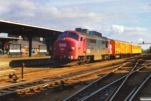 DSB MX 1045+hjælpetog. Odense 01.10.1988.