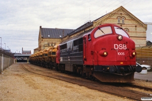 DSB MX 1005 rangerer med sukkervogne på Sukkerkogeriet. Odense 10.12.1989.