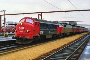 DSB MX 1024+MZ 1428 med IC 113 Kh-Fh. Odense 11.03.1990.