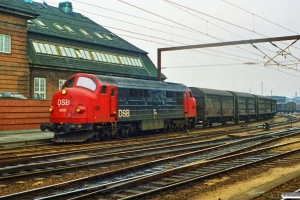 DSB MX 1006 rangerer med G 9356 Od-Gb. Odense 06.03.1991.