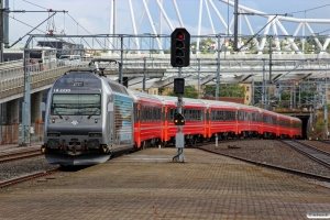 NSB El18.2250 skubber materiellet fra Pt 42 (Trondheim S-Oslo S) ud på opstillingsbanegården. Oslo S 03.09.2015.