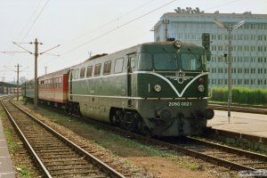 ÔBB 2050 002-1 med Tog 2210. Wien Nord 13.04.1991.