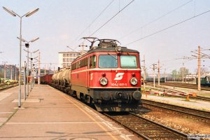 ÔBB 1042 681-5 med godstog. Wien Nord 13.04.1991.