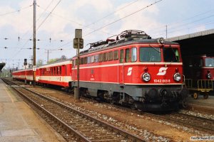 ÖBB 1042 665-8 med E 755. Wiener Neustadt 13.04.1991.