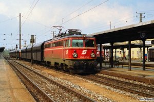 ÖBB 1042 674-0 med kultog. Wiener Neustadt 13.04.1991.