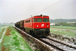 ÖBB 2050 008-8 med godstog til Weitersfeld. Retz - Hofern 19.04.1991.