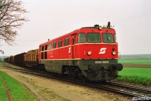 ÖBB 2050 008-8 med godstog. Unter Retzbach 19.04.1991.