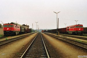 ÖBB 2050 015-3, ČSD 830 018-8 og ÖBB 2050 008-8. Retz 19.04.1991.