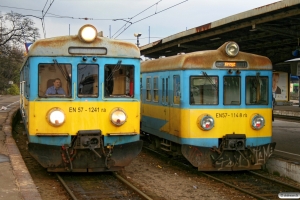 PKP EN57-1241 med Tog 77737 og PKP EN57-1148. Poznań Główny 29.03.2008.