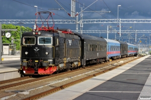 SJ Rc6 1361+7 vogne+Rc6 1382 som RST 861. Uppsala 09.06.2013.