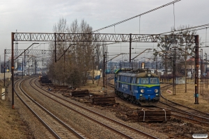 PKPC SM42-1228 skubber ET22-1055 ud fra depotet. Bydgoszcz Bielawy 04.04.2018.