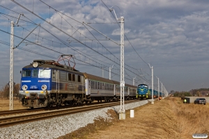 PKPIC EP07-1027 med TLK 56104 og PKPC SM42-1018 med skærvevtog. Brzoza Bydgoska - Chmielniki Bydgoskie 04.04.2018.