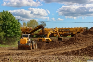 SLG ballastrensevogne tømmes. Km 166,2 Kh (Odense-Holmstrup) 04.06.2015.