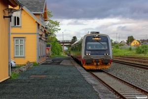 NSB BS 9259+BM 9209 som Pt 450 (Steinkjer-Trondheim S). Ranheim 10.06.2015.