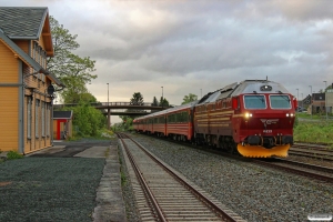 NSB Di4.653 med Pt 472 (Bodø-Trondheim S). Ranheim 10.06.2015.