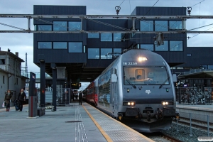 NSB El18.2259 med Pt 406 (Trondheim S-Oslo S). Trondheim S 10.06.2015.