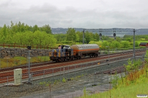 CN 226 10 rangerer med Gt 5751 (Trondheim S-Hell). Hell 11.06.2015.