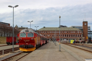 NSB Di4.654 med Pt 472 (Bodø-Trondheim S). Bodø 05.05.2016.