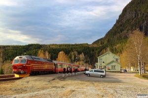 NSB Di4.654 med Pt 472 (Bodø-Trondheim S). Grong 05.05.2016.