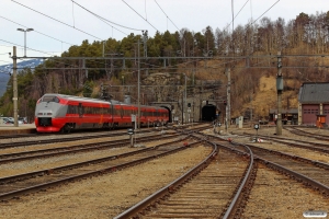 NSB BM 73002 som Pt 41 (Oslo S-Trondheim S). Dombås 06.05.2016.